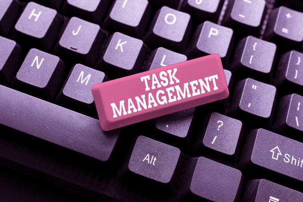 Schrijven van tekst Task Management weergeven. Word Written on the process of managing a task through its life cycle Abstract Typist Practicing Speed Typing, Programmer Debugging Codes - Foto, afbeelding