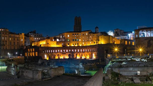 Obraz Trajan 's Market w nocy. - Zdjęcie, obraz