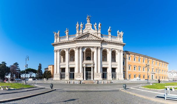 Een foto van de Aartsbasiliek van Saint John Lateran. - Foto, afbeelding