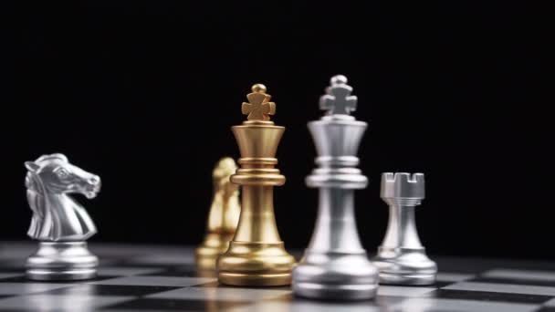 El ajedrez Golden King es la última posición en el tablero de ajedrez, Juego de Ajedrez. Líder y concepto de trabajo en equipo para el éxito. Soluciones comerciales, estrategia de éxito. - Metraje, vídeo