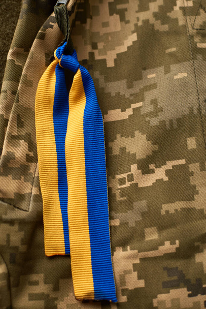 Ukrayna bayrağı ve Ukrayna askerinin askeri üniforması. Ukrayna Silahlı Kuvvetleri - Fotoğraf, Görsel