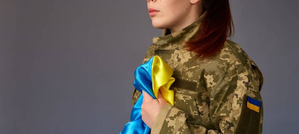 Ukrainalainen nainen sotilasunivormussa valmiina puolustamaan isänmaataan. Ukrainan asevoimat - Valokuva, kuva