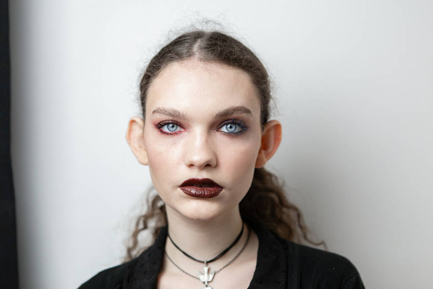 Portret van een meisje met een mooie en ongewone verschijning met make-up - Foto, afbeelding