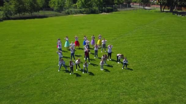 Koululaiset Ukrainan puvut tanssia flash mob omistettu rauhan maailmassa ulkona. Linnunsilmäkuva kopterista.. - Materiaali, video