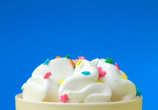 Gelato in una tazza bianca con caramelle multicolori
 - Foto, immagini