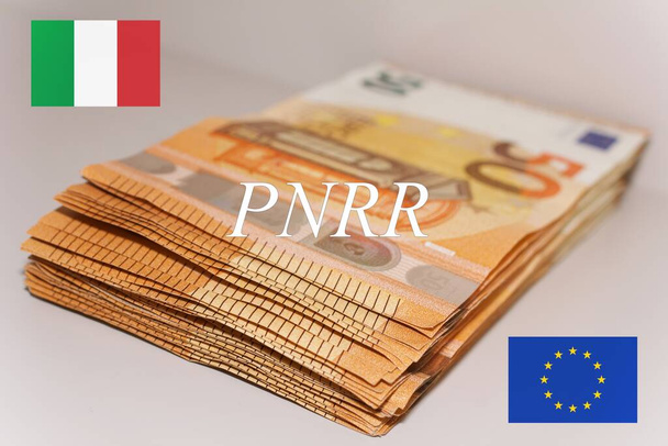 イタリアの国旗とヨーロッパの国旗の記号"Prnr" 、ヨーロッパの財政援助の概念 - 写真・画像