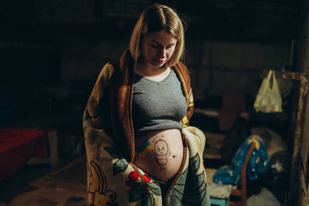 Ukrayna 'da savaş. Ukraynalı hamile bir kadın, Rus istilasına direnirken bir sığınakta saklanıyor.. - Fotoğraf, Görsel