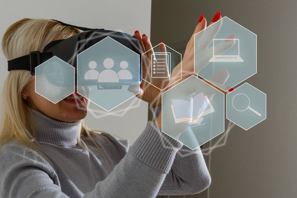 Metaverso. empresário vestindo VR realidade virtual fone de ouvido mão tocando tela virtual link global diagrama de conexão em fundo escuro, segurança de rede, digital, internet, conceito de comunicação - Foto, Imagem
