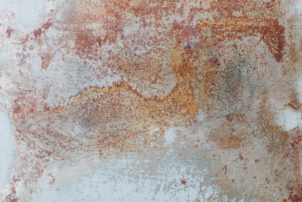 Rusty Metal Achtergrond Image is metaal dat is gecorrodeerd door vocht aan het oppervlak waardoor ijzer roest te vormen op het oppervlak van het object. Ruwe patronen en oppervlakken worden veroorzaakt door corrosieve roest. - Foto, afbeelding