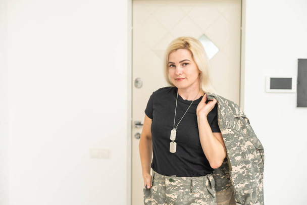 Femme militaire avec les bras croisés
 - Photo, image