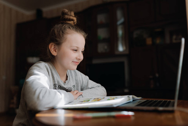 Aranyos lány, PC-vel és könyvvel. Oktatás, technológia és gyermekkoncepció. Kiváló minőségű fénykép - Fotó, kép