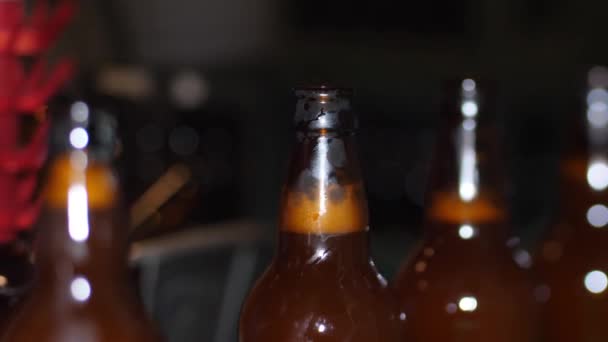 Пивоварня в заміському будинку. Коричневі пляшки пива наповнені свіжим пивом
 - Кадри, відео