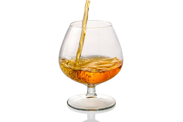 Ranskalainen konjakki kaadetaan lasiin eristetty valkoinen, leikkausreitti - Valokuva, kuva