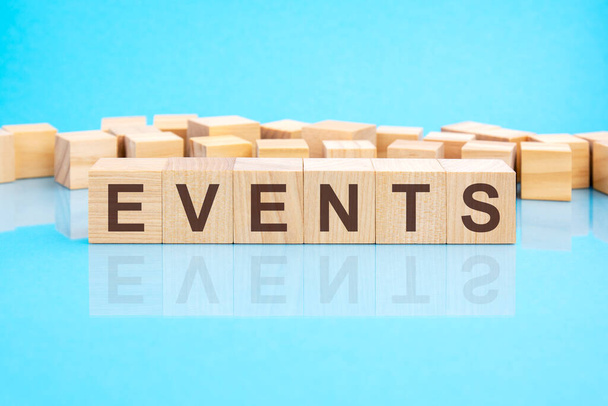 Wort Veranstaltungen mit Holzbausteinen, blauem Hintergrund, Geschäftskonzept - Foto, Bild