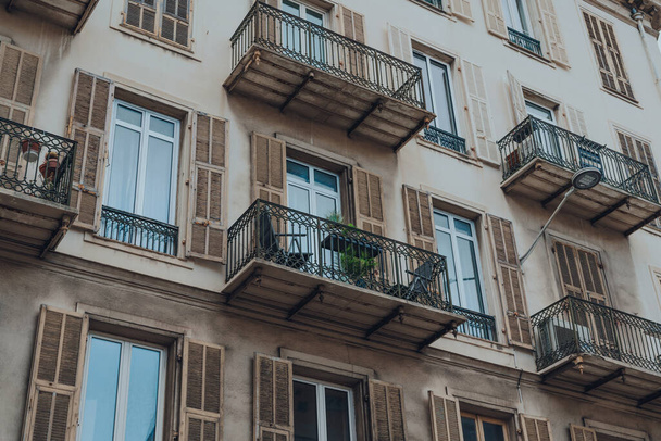 Primer plano de balcones en edificios residenciales tradicionales en Niza, Francia, vista de bajo ángulo. - Foto, Imagen