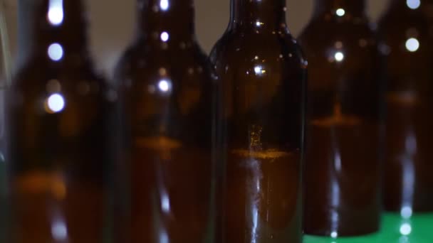 Sörfőzde egy vidéki házban. A barna sörösüvegek tele vannak friss sörrel. - Felvétel, videó