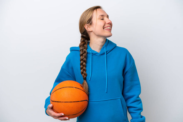 Молода біла жінка грає в баскетбол ізольовано на білому тлі сміється
 - Фото, зображення