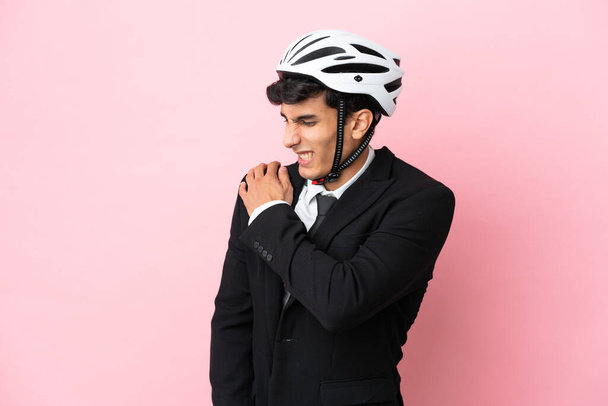 Аргентинский бизнесмен с велосипедными шлемами выделяется на розовом фоне - Фото, изображение