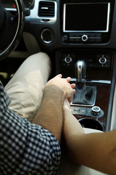 couple holding hands in car - Zdjęcie, obraz