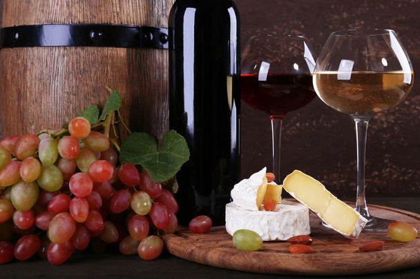 Camembert cheese, wine and grapes - Фото, зображення
