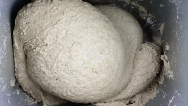 A tészta elkészítése profi tésztakeverővel a kenyérhez. Ipari keverő tésztagyártáshoz. Top view keverő használt kereskedelmi pékségben keverni kenyér tészta. - Felvétel, videó