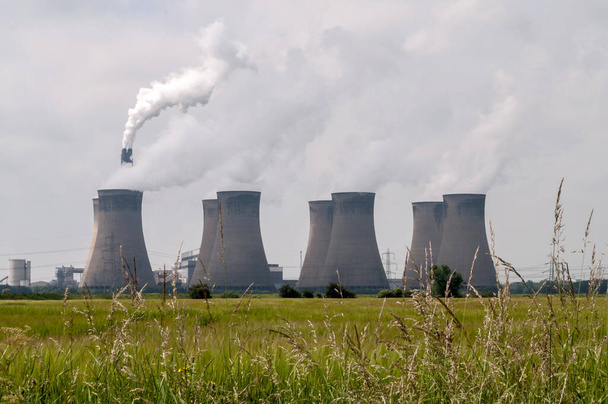 Πυρηνικό εργοστάσιο στην κεντρική Αγγλία. Καμινάδες πύργων ψύξης από τους οποίους προέρχεται καπνός. - Φωτογραφία, εικόνα