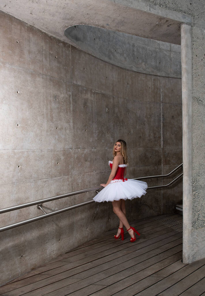 Ballerina in High Heels und Weihnachtskleid posiert im Freien - Foto, Bild