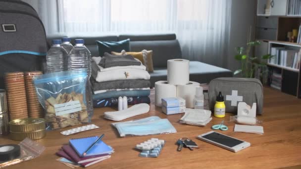 Equipamento de mochila de emergência organizado na mesa - Filmagem, Vídeo