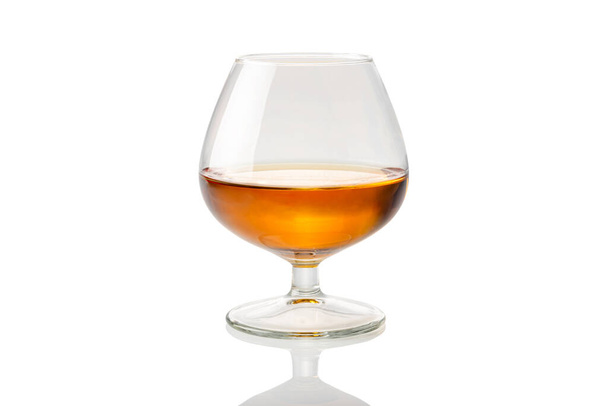 Coñac francés o brandy en vidrio llamado napoleon aislado en blanco, camino de recorte - Foto, Imagen
