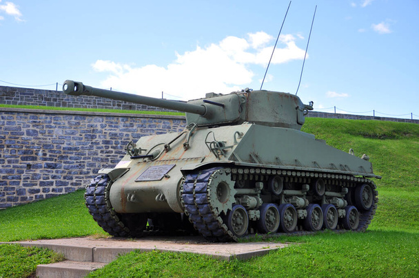 M4 Sherman Tank aus dem Zweiten Weltkrieg in der Zitadelle von Quebec National Historic Site in Old Quebec City, Quebec QC, Kanada. Die Festung liegt im historischen Viertel der Altstadt von Quebec Weltkulturerbe.  - Foto, Bild