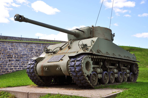 Танк M4 Sherman в Ла-Цитадель Национального исторического памятника Квебека в Старом Квебеке, Квебек, Канада. Крепость находится в историческом районе Старого Квебека.  - Фото, изображение