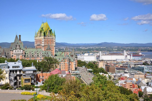 Old Quebec City skyline tra cui Chateau Frontenac e Lower Town con St Lawrence River sullo sfondo, visto da La Citadelle, Quebec City, Quebec QC, Canada.  - Foto, immagini
