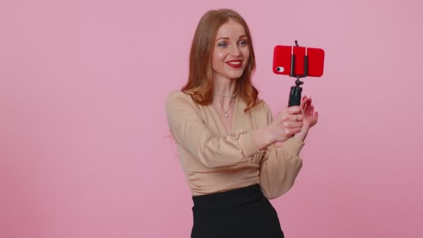 Blogger chica adulta tomando selfie en el teléfono móvil, comunicando videollamada en línea con los suscriptores - Imágenes, Vídeo
