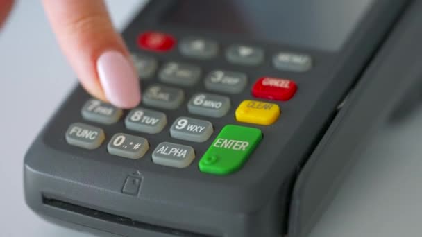 Frau bezahlt mit kontaktloser Kreditkarte Drahtlose Geldtransaktion. Drahtloses Bezahlen - Filmmaterial, Video