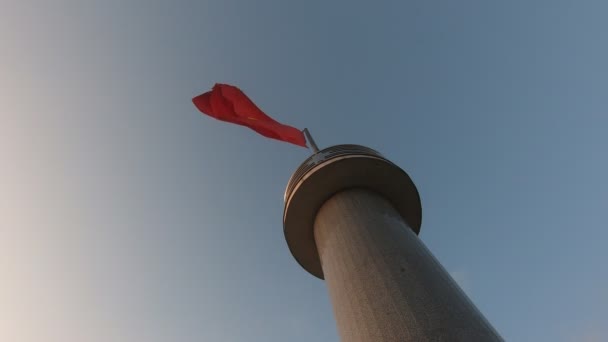 Vietnámi zászló lengett egy toronyban. - Felvétel, videó