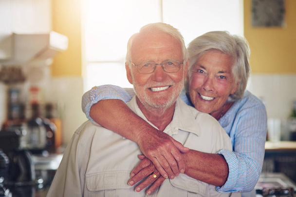 Gli anni d'oro fanno l'amore d'oro. Ritratto di una felice coppia di anziani che trascorre del tempo insieme a casa. - Foto, immagini