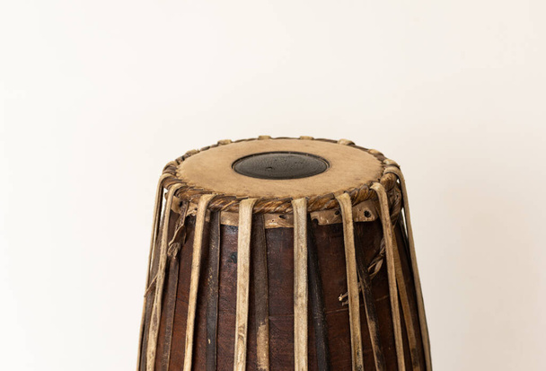 Obraz Mridangam, który jest indyjskim instrumentem perkusyjnym, który jest wykonany z drewna jackfruit i koziej skóry - Zdjęcie, obraz