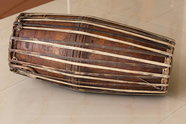 Foto van Mridangam, een Indiaas percussie-instrument gemaakt van jackfruit hout en geitenvel - Foto, afbeelding