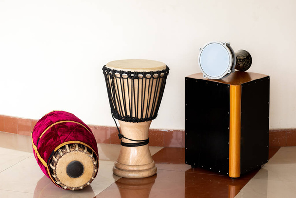 Los instrumentos de percusión mridangam djembe Cajón y tambor de copa o tambor darbuka - Foto, imagen