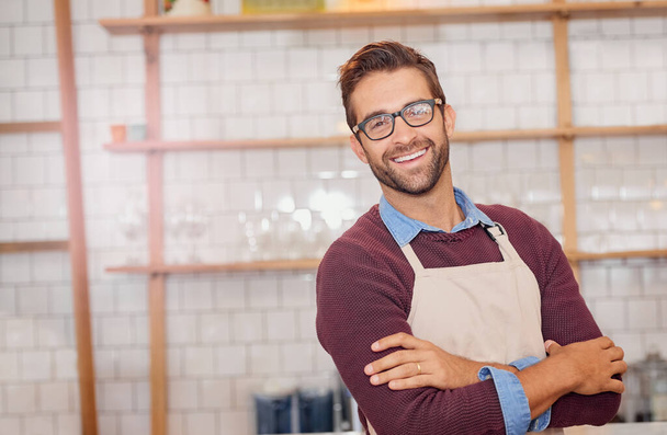 J'ai transformé mon obsession du café en carrière. Portrait d'un heureux propriétaire d'entreprise posant derrière le comptoir dans son café. - Photo, image
