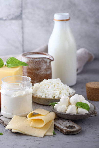 assortimento latticini formaggi, latte, panna acida - Foto, immagini