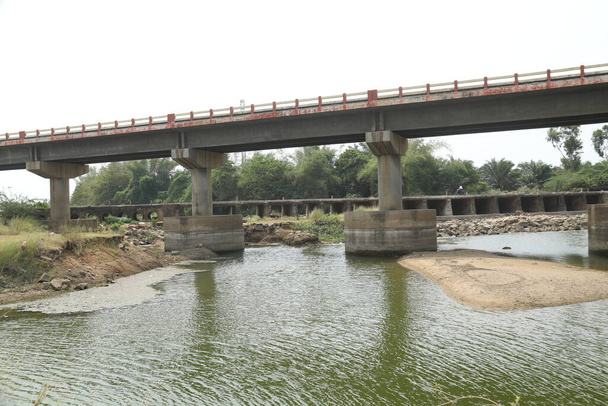 Brücke über den Fluss im ländlichen Raum - Foto, Bild