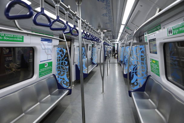 Пустые поручни в метро - Фото, изображение