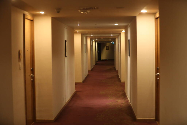 Interno del corridoio moderno dell'hotel - Foto, immagini