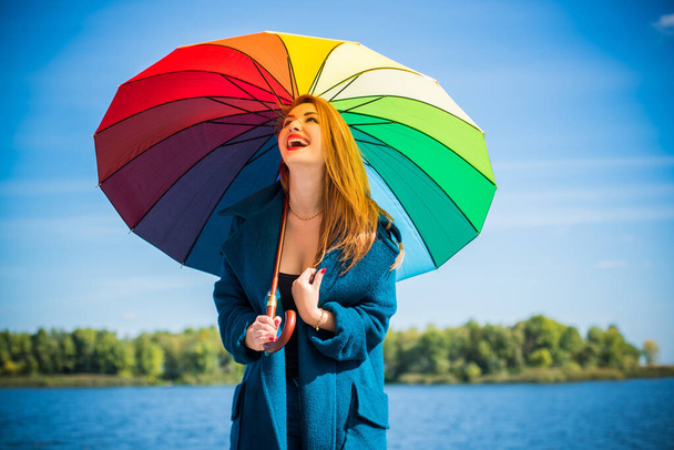 Menina casual jovem atraente andando no parque com guarda-chuva, outono ou dia de primavera. Tempo e conceito de pessoas - senhora agradável com guarda-chuva na natureza. Inglaterra chuva - Foto, Imagem