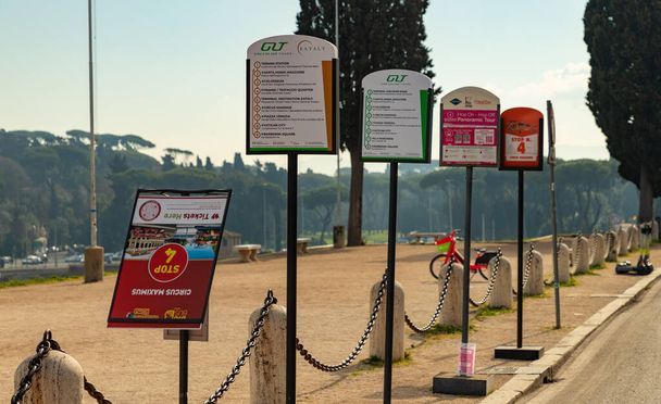 Une photo d'une rangée de panneaux d'entreprise de voyage qui marquent un arrêt de bus touristique. - Photo, image
