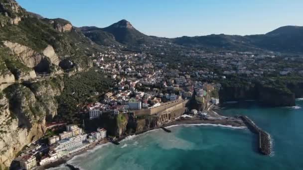 Blick auf die Küste von Sorrent, Sorrent, Vico Equense. Luftaufnahme der Küste mit Blick auf das Meer. Italien-Kampagne. - Filmmaterial, Video