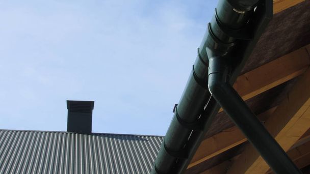μεταλλικό προφίλ. στέγες. αντικατάσταση της επίστρωσης για το σπίτι. επισκευή οροφής - Φωτογραφία, εικόνα