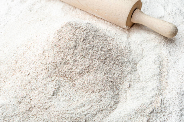 Background with flour. Rolling pin and flour. - Photo, image