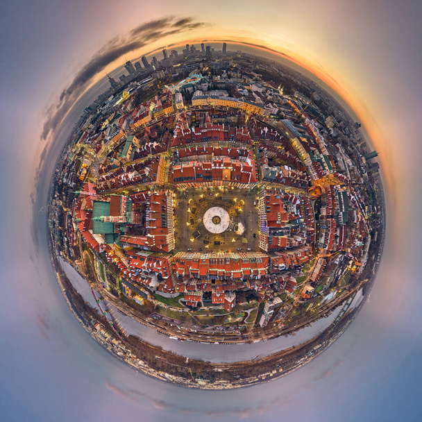 Nagy 360 fokos panoráma kis bolygó felülről lefelé (felülről lefelé) kilátás az Óvárosi Piac téren Varsóban egy szabadidős korcsolyapálya és egy sellő szobor a karácsonyi ünnepek alatt, Lengyelország, EU. - Fotó, kép